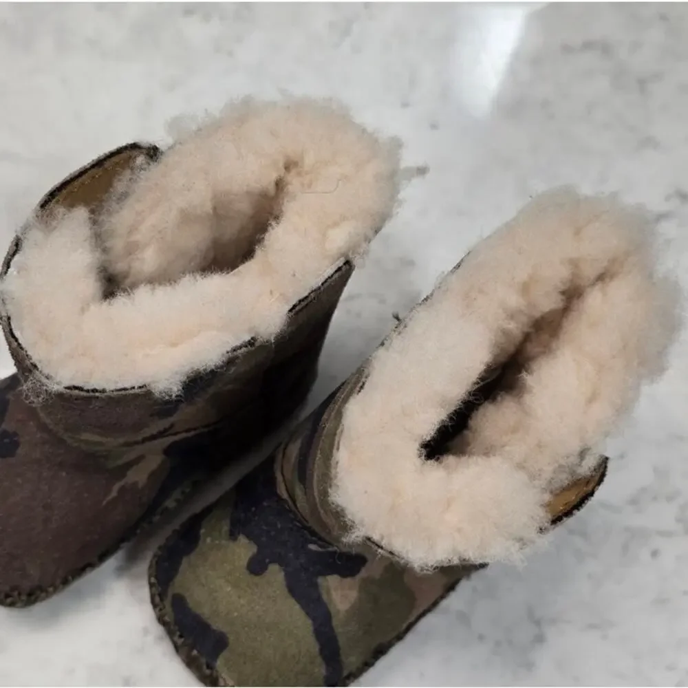 BABY UGGS CADEN CAMO BOOTS SOFT AND COZY SIZE 0/1 6-12 MONTHS